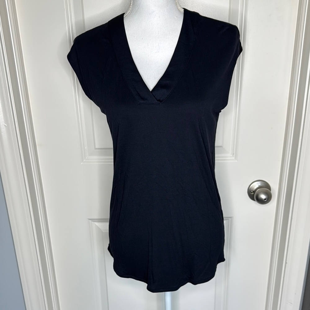 Banana Republic V-Neck sleeveless blouse size small
